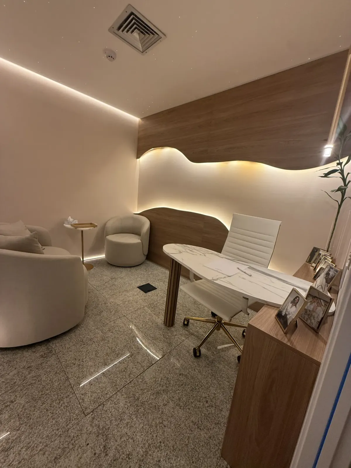 Sala à luz do dia com madeira, mármore e tecidos naturais