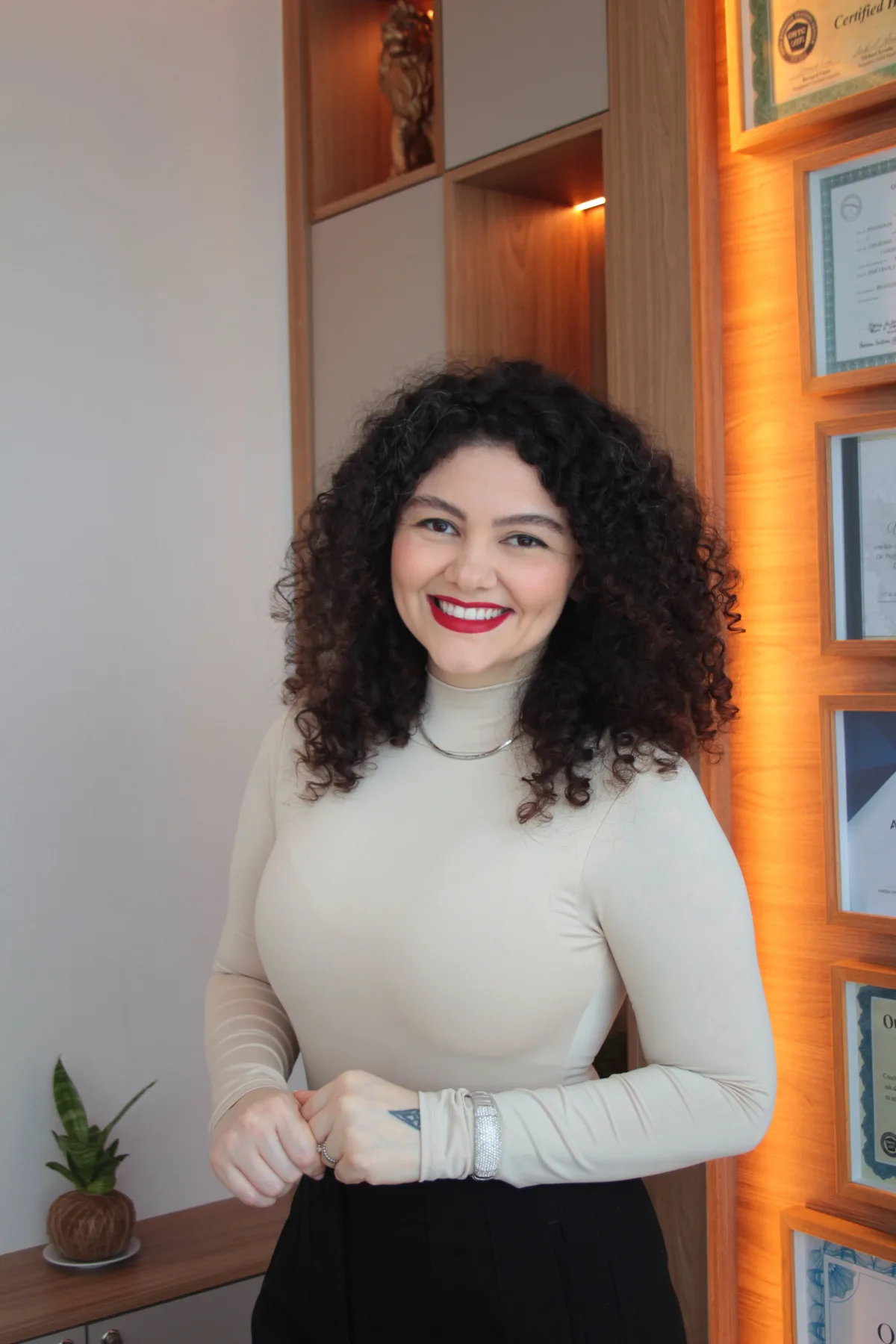 Vanessa Albuquerque, hipnoterapeuta da VCare Essence, ensaio editorial
