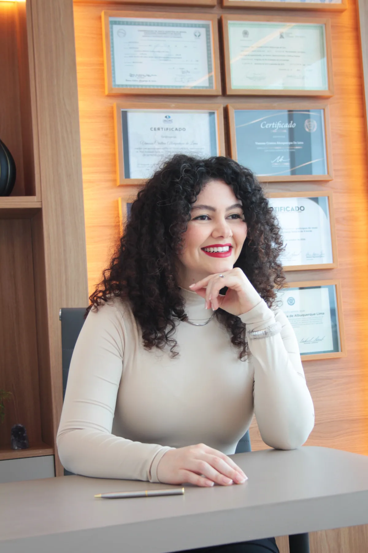 Vanessa Albuquerque, hipnoterapeuta da VCare Essence, ensaio editorial